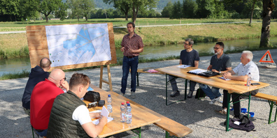 Projektleiter Roland Hollenstein (stehend) stellte  zusammen mit Matthias Kreis, Leiter der Melioration der  Rheinebene, Sascha Weder, Geschäftsführer des RBK und  Roland Wälter, Präsident des Zweckverband Rheintaler Binnenkanal, an der Medienkonferenz das Auflageprojekt vor.