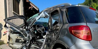 Die Autofahrerin wurde bei dem Unfall eingeklemmt und musste schwer verletzt von der Feuerwehr geborgen werden.