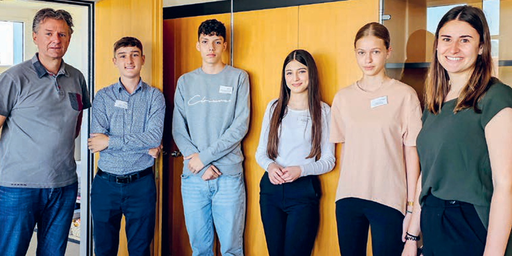 Vier Schnupperlernende, umrahmt von Vize-Gemeindepräsident Urs Schnelli und Berufsbildnerin Fabienne Hunkeler.