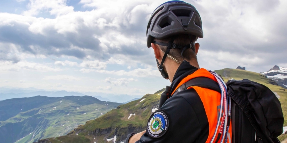 Die Alpine Einsatzgruppe der Kantonspolizei St.Gallen untersucht den Unfallhergang. (Symbolbild)
