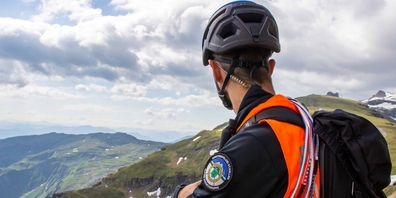 Die Alpine Einsatzgruppe der Kantonspolizei St.Gallen untersucht den Unfallhergang. (Symbolbild)