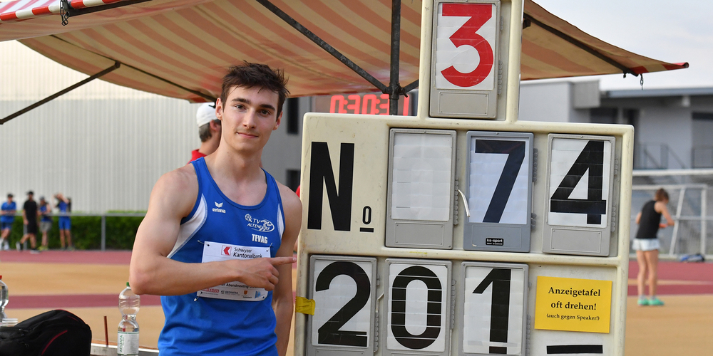 Jan Drabik überspringt 2.01 Meter und holt sich damit den Platzrekord. 