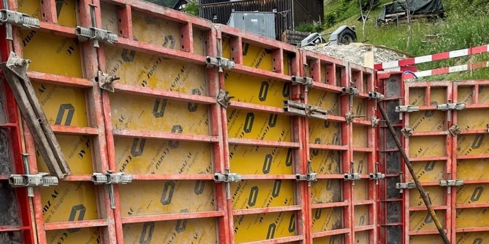 Der Mann war mit Schalungsarbeiten beschäftigt, als es zum Unfall kam.