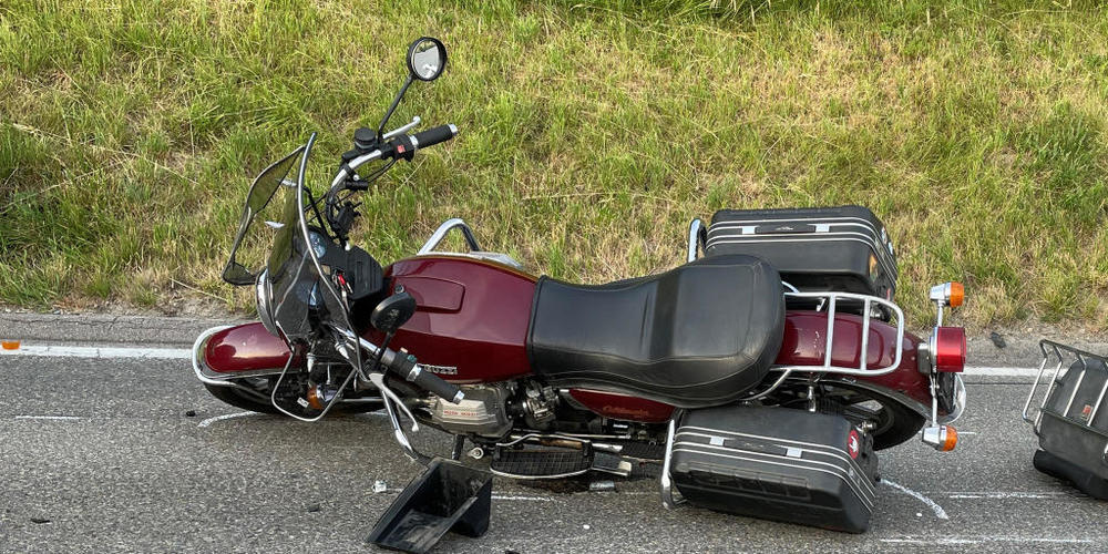 Ein Motorradfahrer verstirbt am Freitag in Herdern nach einem Verkehrsunfall.