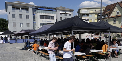 Auf der Zentrumsbaustelle wurde von der Gemeinde mit den Handwerkern gefeiert