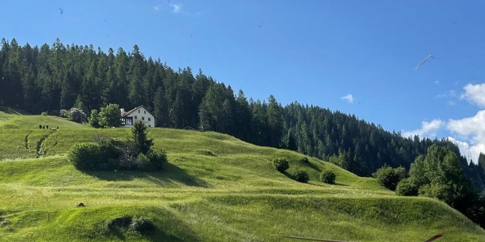 Die Absturzspuren des Motorradfahrers sind links im Bild zu sehen.