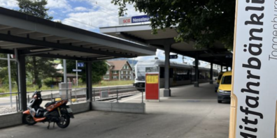Zum Projekt Mitfahrbänkli kommt im Obertoggenburg neu das Pilotprojekt «Fahrdienst auf Verlangen» hinzu.