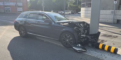 Aus noch ungeklärten Gründen kollidierte das Auto mit dem Pfosten der Lichtsignalanlage.