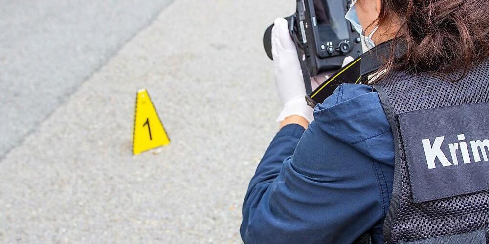 Die Polizei sucht Zeugen, nachdem am späten Freitagabend im Bahnhof St. Gallen ein Mann von vier Unbekannten aus einem Zug gezerrt und beim nachfolgenden Streit mit einer Stichwaffe verletzt wurde. (Symbolbild)