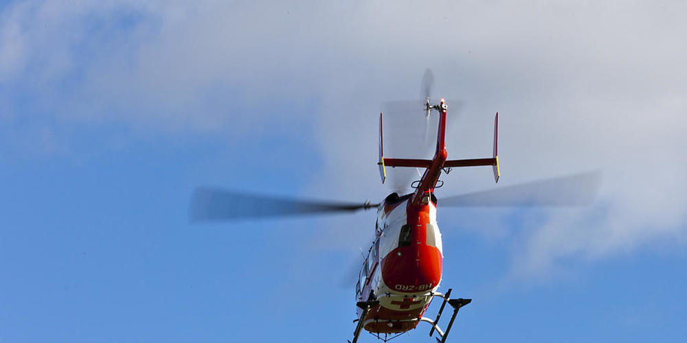 Die beiden im Kanton Obwalden verunfallten Gleitschirmpiloten wurden mit einem Rettungshelikopter in ein Spital geflogen.
