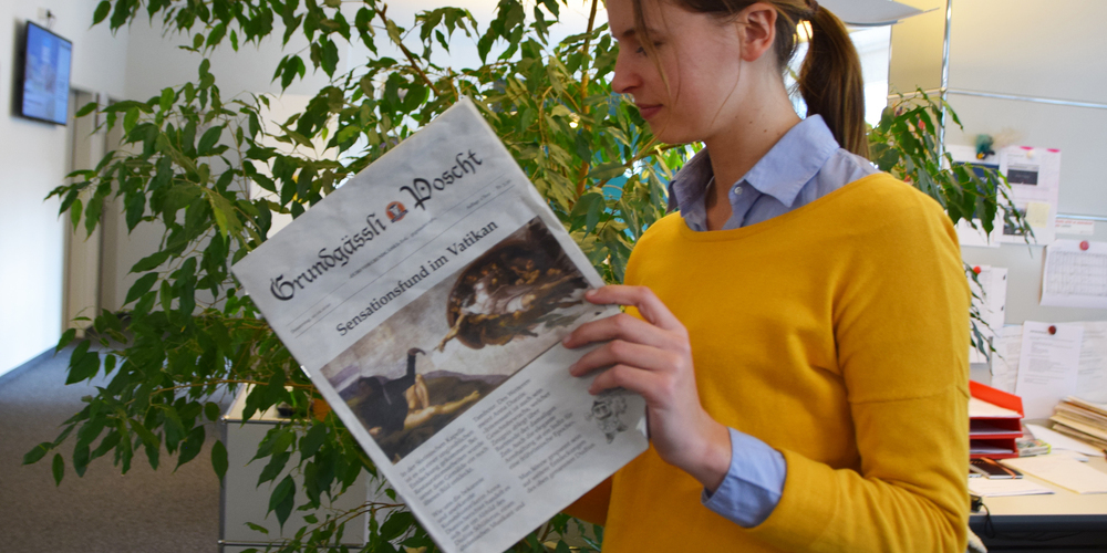 Am Donnerstag sind die Echo vom Grundgässli-Verkäufer den ganzen Tag und auch am Abend in diversen Lokalen unterwegs, um die neusten und unbekanntesten Sensationen unter die Leute zu bringen. (Bild: Patrizia Baumgartner)