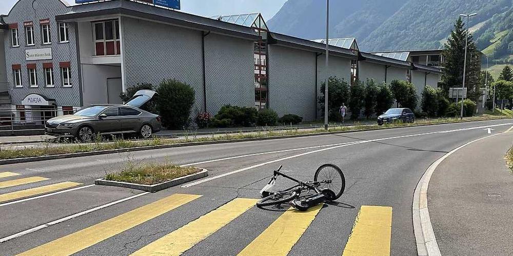 In Brunnen kam es zu einem Unfall zwischen einem Velo- und einem E-Trottinett-Fahrer.