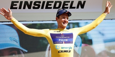 Stefan Küng jubelt in Einsiedeln in Gelb.