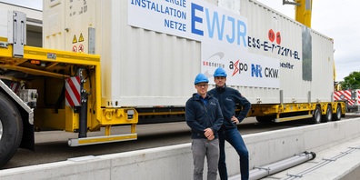 Oben v.l.: Christoph Züger (Bereichsleiter Netze, EWJR) und Michael Bätscher (CEO, EWJR) vor dem soeben eingetroffenen Batteriespeicher.