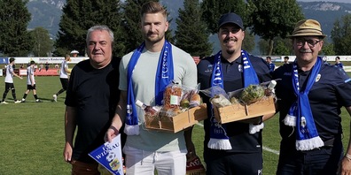 v.l. Sportchef Markus Hutter, Goalie Ilija Kovacic, Physio Paulo Santos und Präsident Kuno Jocham
