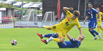 Robin Bieli (unten) und der FC Freienbach konnten Andri Zimmermann (oben) und Gossau nicht stoppen. 
