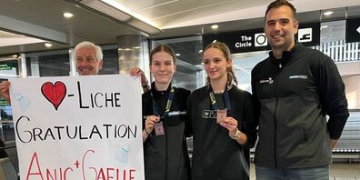Die Medaillengewinnerinnen mit Claude Heiniger (Präsident BC Trogen-Speicher) sowie Nachwuchs-Nationaltrainer Iztok Utrosa.