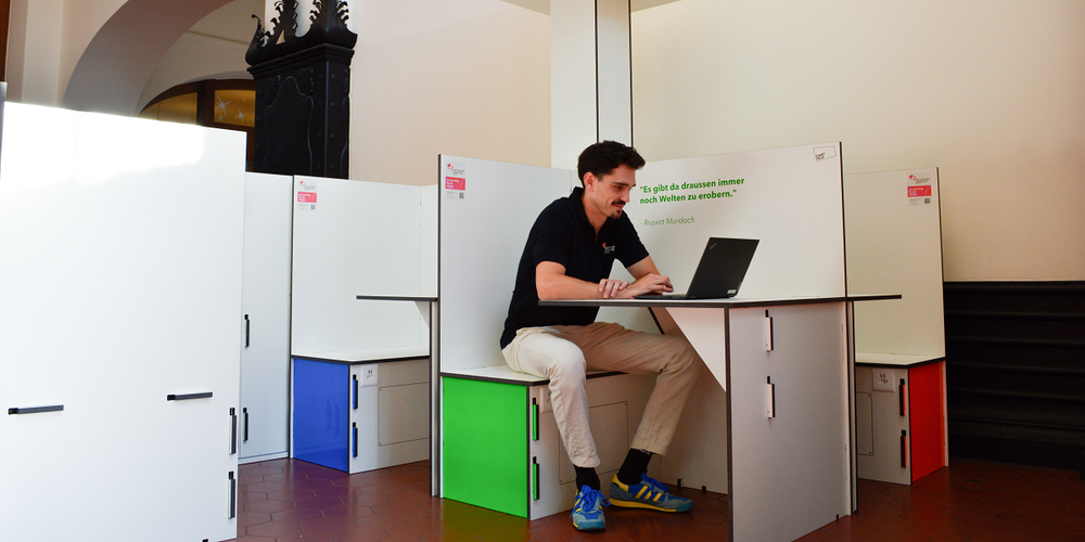 Pendler nutzen die temporären Arbeitsplätze am Bahnhof St.Gallen zur Überbrückung  von Zwischenzeiten.