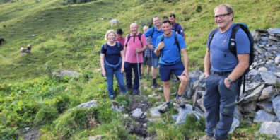  Ständerätin Esther Friedli, Regierungsrat Beat Tinner, Kantonaler Bauernpräsident Peter Nüesch und weitere Vertreter wandern zur Alp Schräa im Calfeisental.