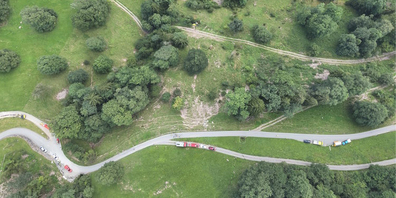 Der Unfallort aus der Vogelperspektive: Der Mann stürzte mit seinem Fahrzeug rund 100 Meter einen Hang hinunter. 