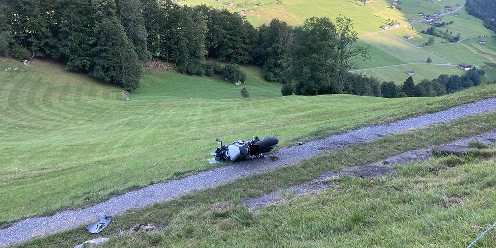 Der Motorradfahrer und Autolenker kollidierten frontal.