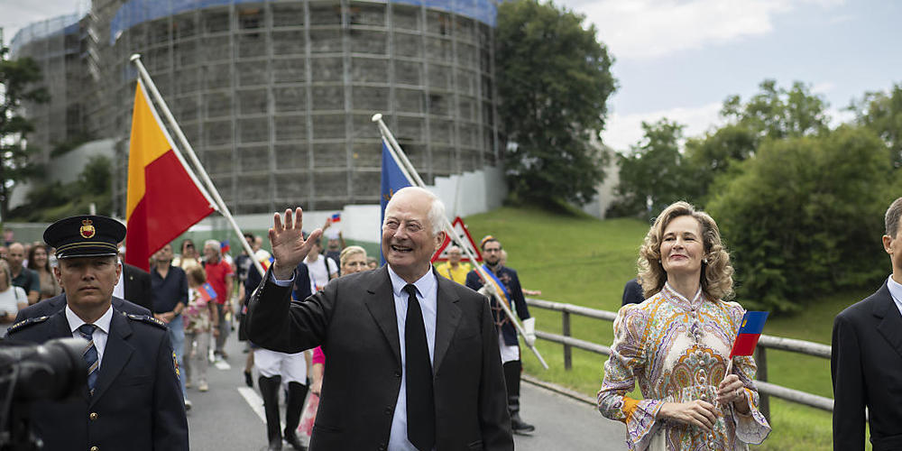 Fürst Hans-Adam II., Erbprinzessin Sophie und Erbprinz Alois (von links) vor dem Schloss über Vaduz.