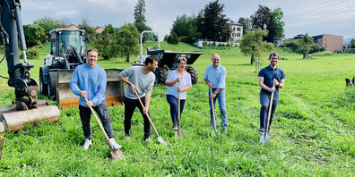 Der Spatenstich. v.l.r.  Christian Egli, Egli Gartenbau; Tom Zahner, Koordinator Sport & Bewegung; Undine De Cambio, Fachstelle Alter & Gesundheit; Christian Leutenegger, Bauchef RJ; Markus Näf, Projektleiter Stadtplanung, verantwortlich für den Grünfelspark.