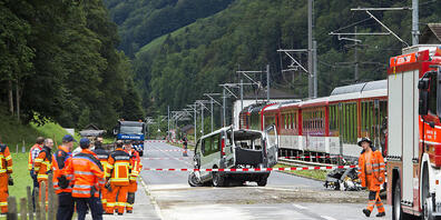 Beim Unfall in Wolfenschiessen NW 2014 kamen drei Menschen ums Leben. Das Zürcher Handelsgericht lehnte kürzlich eine Genugtuungsforderung ab. (Archivbild)