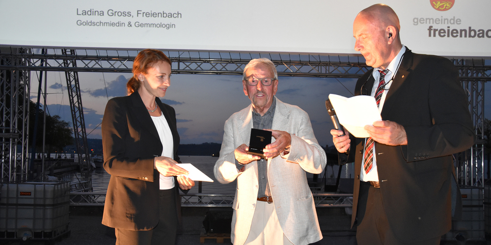 Im Scheinwerferlicht des Kinos am See: Von Kulturkommissionspräsidentin Ladina Gross und Gemeindepräsident Daniel Landolt erhielt Ruedi Späni am Montagabend den Kulturpreis 2023 der Gemeinde Freienbach. 