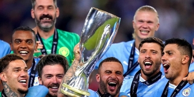 Der nächste Pokal: Manchester City mit dem Schweizer Akanji (zweiter von links) jubelt über den Supercup.