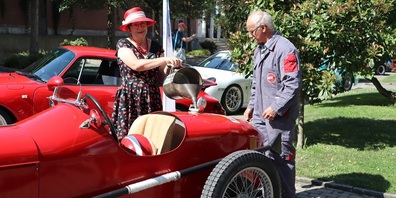 Brigitte und Hans Peter Gilg sind leidenschaftliche Oldtimer Fahrer im passenden Outfit.