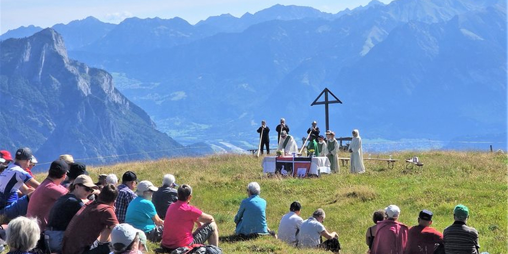 Näher am Himmel: Alpgottesdienst vor imposanter Bergkulisse.