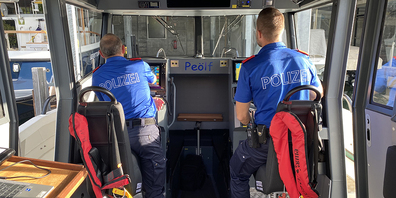 Aron Schuler und Elias Meier am Steuerruder des Schwyzer Polizeibootes.