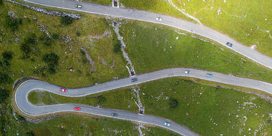 Die Klausenpassstrasse mit ihren teils engen Kurven verbindet im Sommer die Kantone Uri und Glarus. (Archivaufnahme)