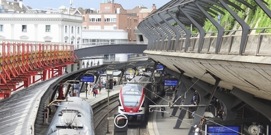 Auf nur drei Gleisen muss das riesige Fahrgastaufkommen bewältigt werden. Der Bahnhof Stadelhofen ist punkto Passagiere die Nummer 8 der Schweiz.