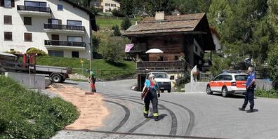 Gerade noch rechtzeitig verhinderten Einsatzkräfte in Zuoz GR, dass Öl aus einem verunfallten Lastwagen in den Inn fliesst.