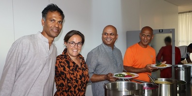 Die Crew mit DAS TRÖSCH-Geschäftsführerin Marina Wettstein (2. von links) servieren indisches Essen.