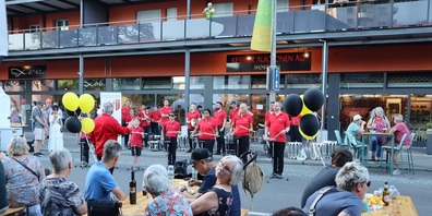 Der Tambourenverein Kreuzlingen spielt und die Zuschauerinnen und Zuschauer kommen in Scharen.