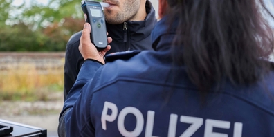 Eine beweissichere Atemalkoholprobe zeigte beim Lenker einen Wert von über 0.4 mg/l an. (Symbolbild)
