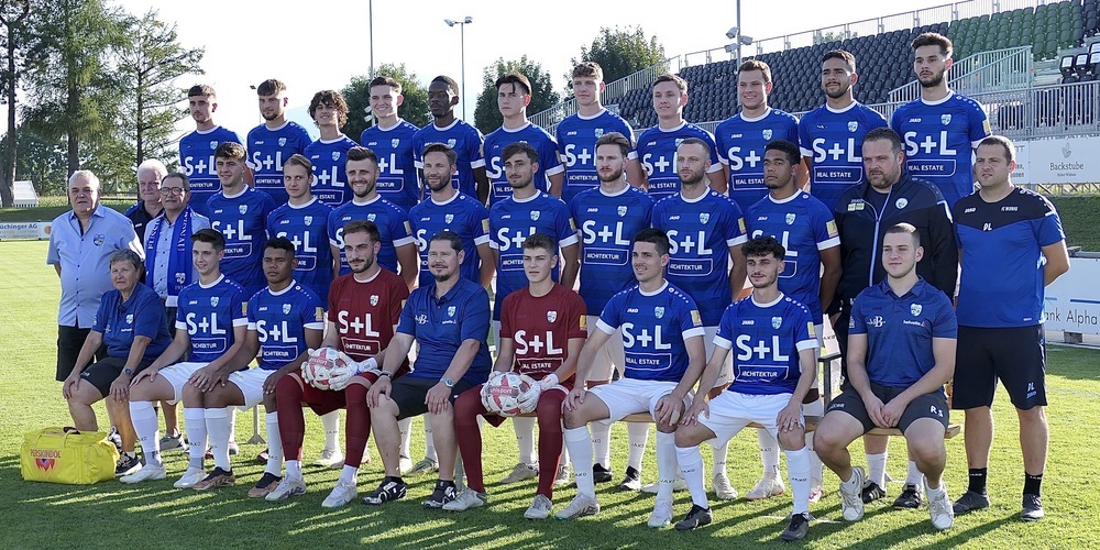 Das Team des FC Widnau und die im Hintergrund sichtbare Sitzplatztribüne sind bereit für den grossen Cup-Fight gegen den FC St.Gallen