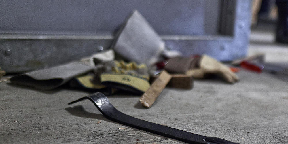 In den frühen Morgenstunden vom Samstag sind Unbekannte in ein Edelmetallgeschäft in Teufen AR eingebrochen. Die Täterschaft entwendete Schmuck und Uhren und richtete hohen Schaden an. (Symbolbild)