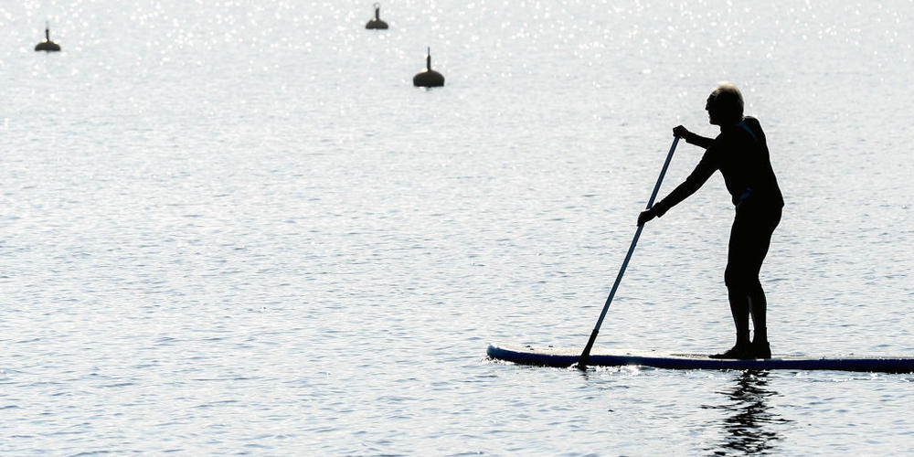 Im österreichischen Teil des Bodensees wird ein Stand-up-Paddler vermisst. Die Polizei geht davon aus, dass er ertrunken ist. (Symbolbild)