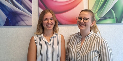 Bianca Kamer (l.) freut sich über ihre abgeschlossene Ausbildung und Stefanie Lienhard über ihren Prüfungserfolg.