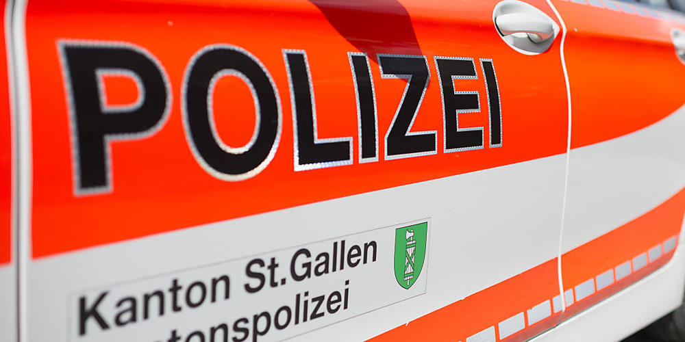 Ein unbekannter Autofahrer ist einem Mitarbeiter des Verkehrsdiensts über den Fuss gefahren und kümmerte sich nicht um den Unfall. Die Kantonspolizei St. Gallen sucht Zeugen. (Symbolbild)