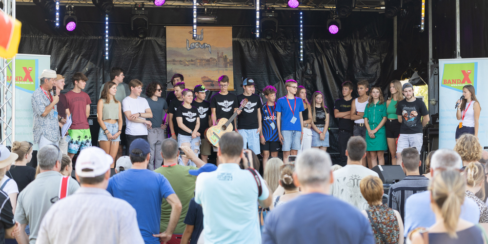 Alle Teilnehmer am BandXsz auf der Bühne.