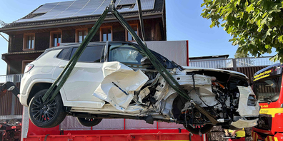 Das demolierte Unfallfahrzeug wird abtransportiert.