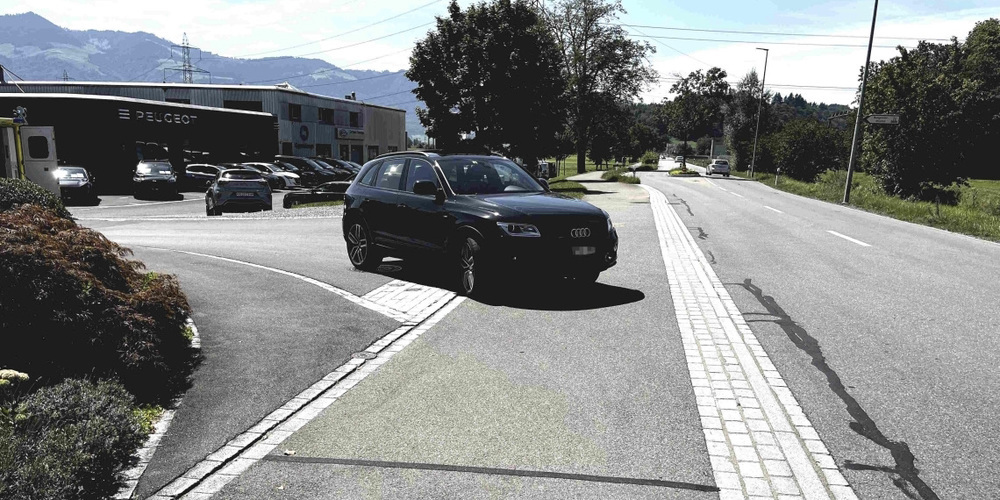Beim Abbiegen in Veloanhänger geprallt