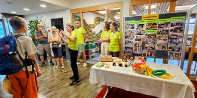 Sana Fürstenland-Geschäftsführerin Karin Schiess begrüsste die Teilnehmenden des ersten Rundgangs.
