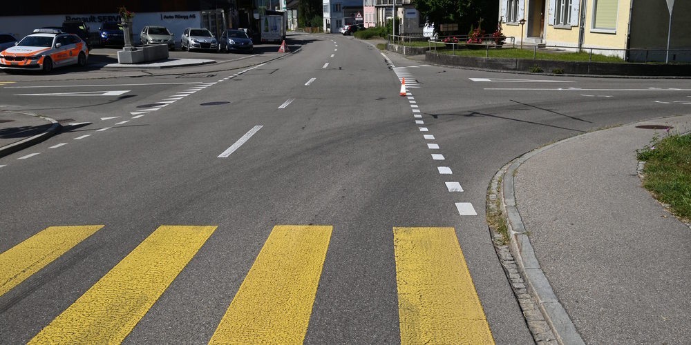 Im Kreuzungsbereich kam es zum Zusammenstoss zwischen dem Velofahrer und einem Auto.