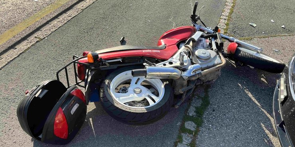 Die Folgen des Zusammenpralls: An beiden Fahrzeugen entsteht ein Schaden von insgesamt rund 20 000 Franken und der Motorradfahrer muss ins Spital gebracht werden.